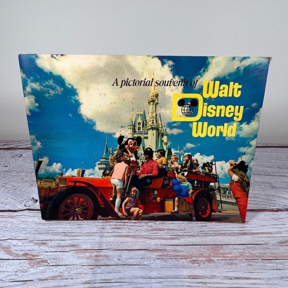 Vintage 1963 Walt Disney World Pictorial Picture Souvenir Book Collectable